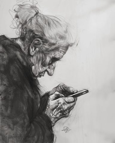 Eine alte Frau mit faltiger Haut schaut auf ein Smartphone.
