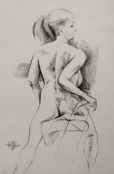 Aktzeichnung einer auf einem Stuhl sitzenden weiblichen Figur, mit Schwerpunkt auf der Rückenansicht.