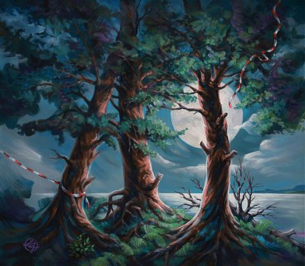 Steilküste mit 3 großen Bäume vor großem Vollmond im Gegenlicht, ein vierter Baum ist gefallen, rot-weißes Flatterband, mystische Landschaft