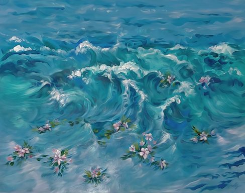 Wellen in verschiedenen Blautönen mit bunten Blumen im Wasser. Seebestattung, sea burial