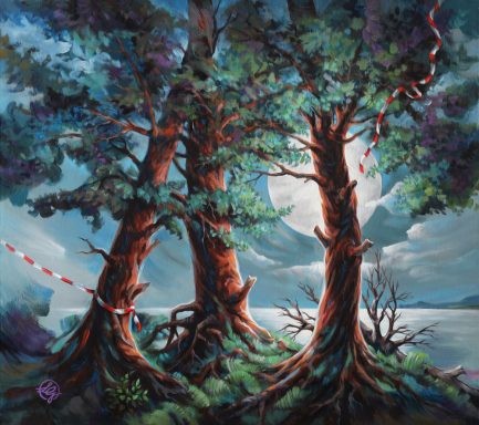 Steilküste mit 3 großen Bäume vor großem Vollmond im Gegenlicht, ein vierter Baum ist gefallen, rot-weißes Flatterband, mystische Landschaft